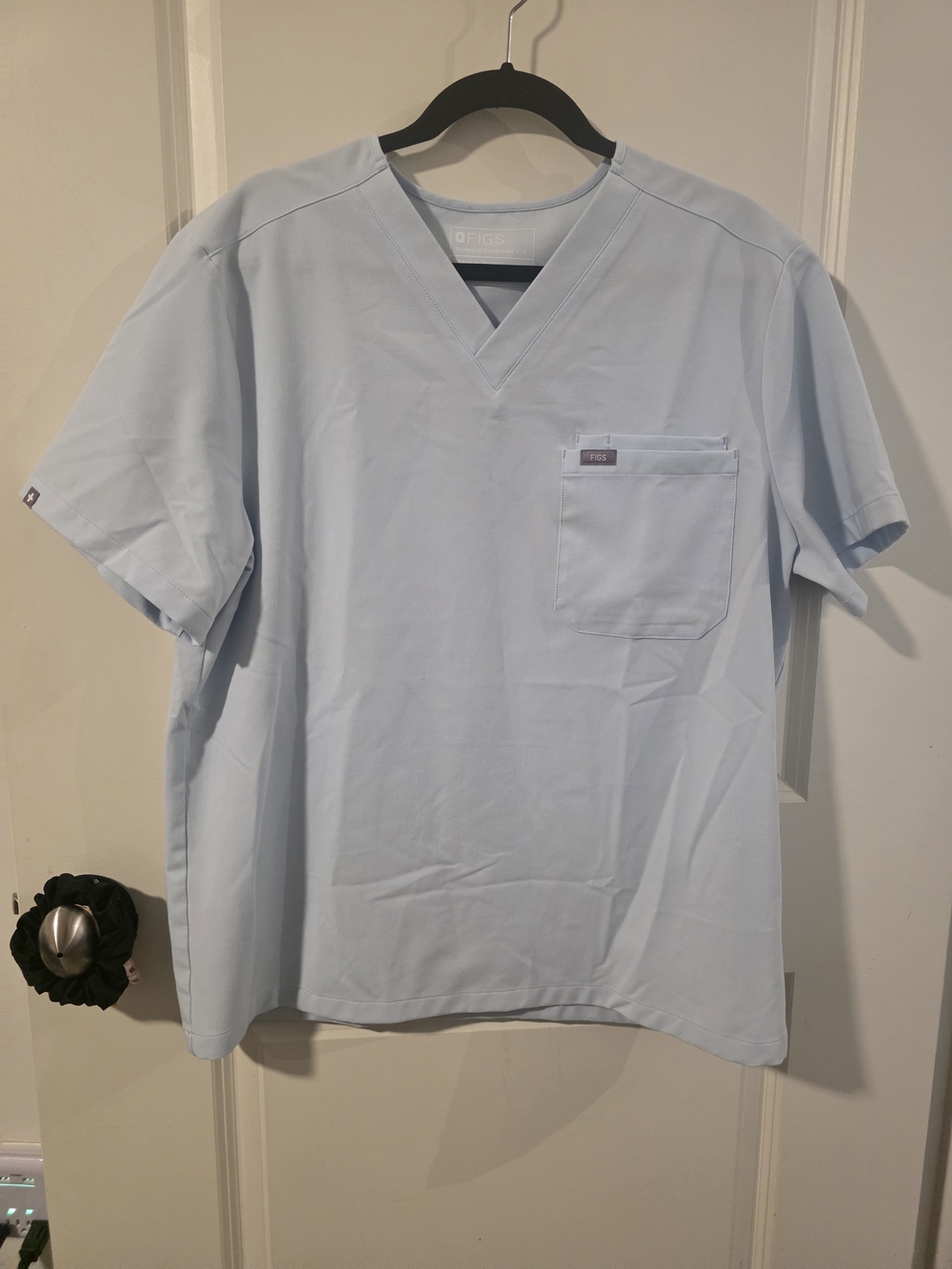 FIGS Men’s LEON Scrub Top